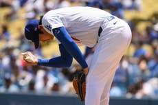 Un maltrecho Shohei Ohtani lanza con dolor y sangrado, pero gana con los Dodgers