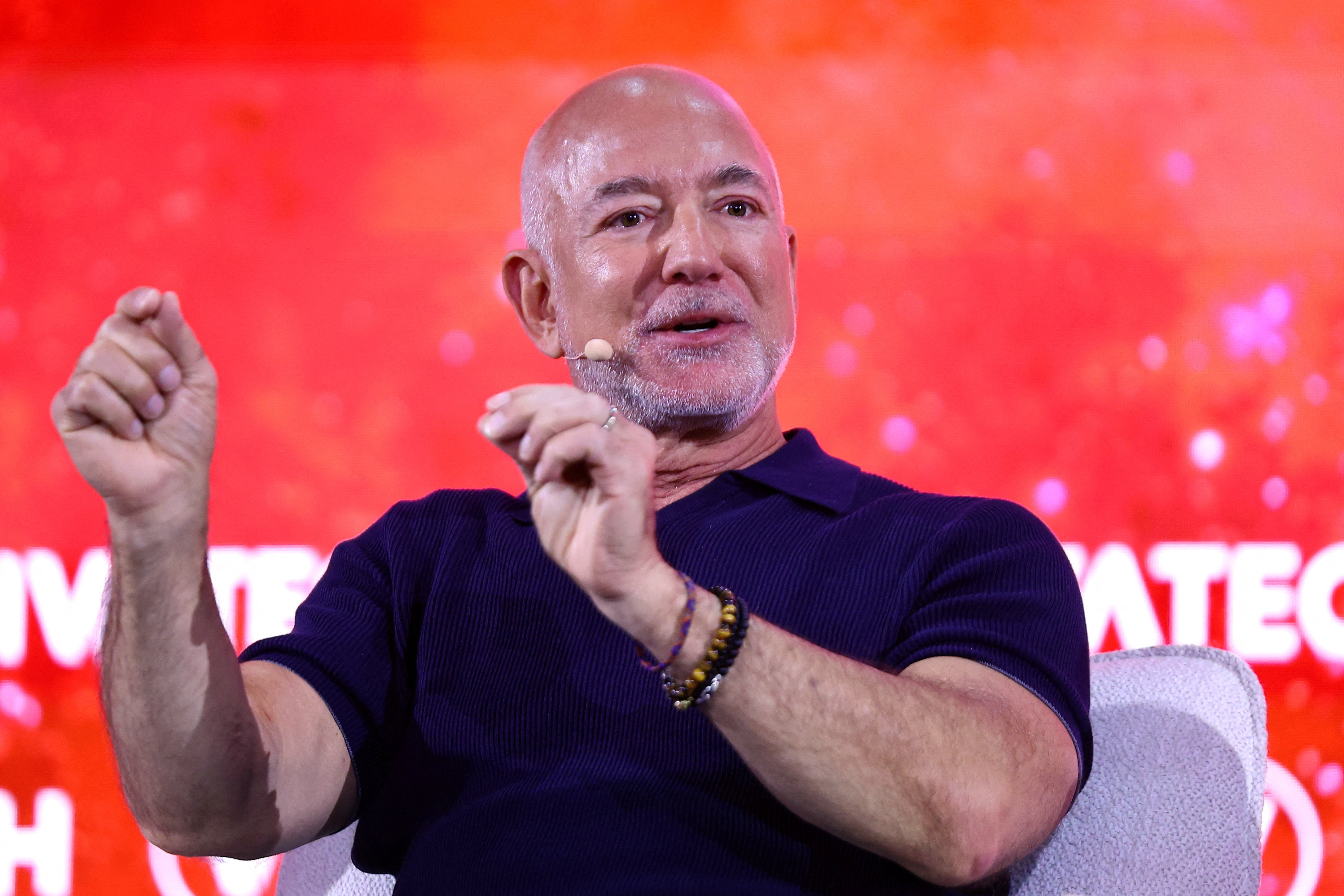 Jeff Bezos, fundador de Amazon y Blue Origin, interviene durante la décima edición de la feria de ‘startups’ tecnológicas e innovación VivaTech, celebrada en París, Francia, el 17 de junio de 2026