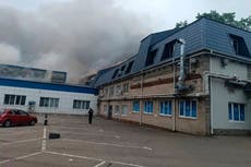 Nubes de humo negro se elevan sobre Moscú tras ataque de drones ucranianos a una refinería