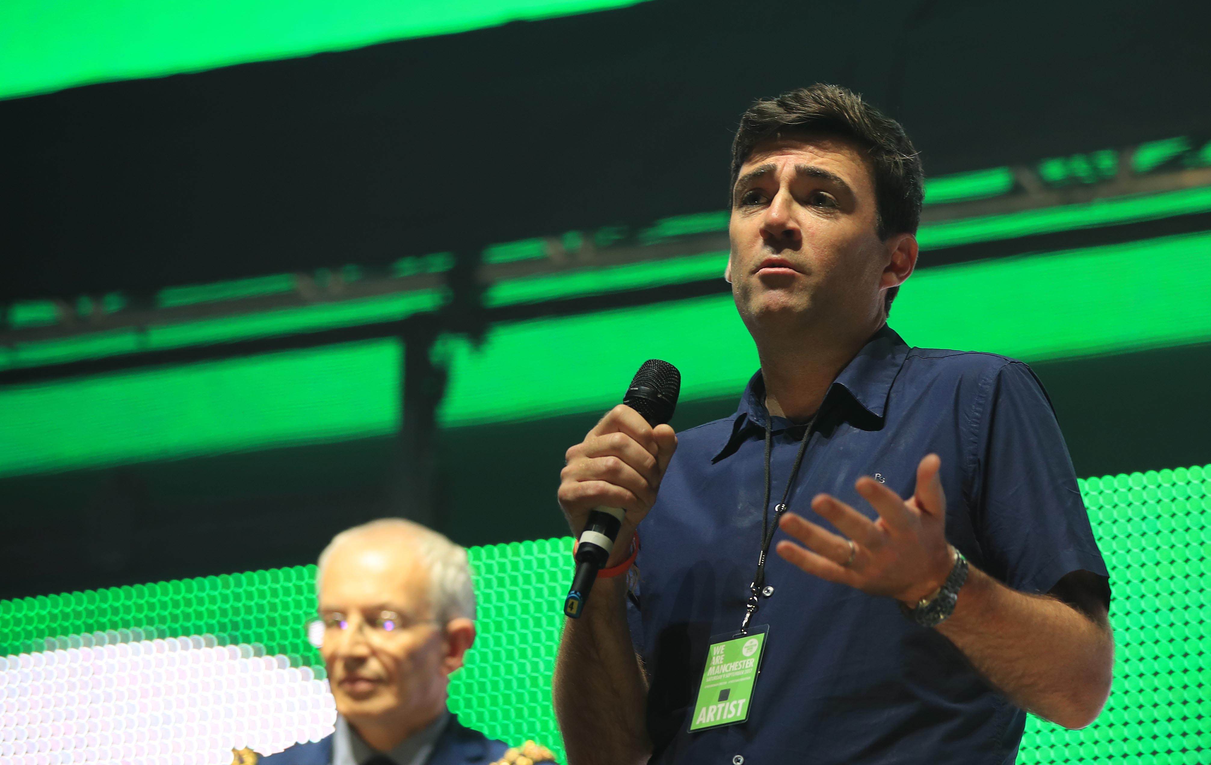 Andy Burnham participa en el concierto benéfico We Are Manchester , celebrado el 9 de septiembre de 2017 en homenaje a las víctimas del atentado en el Manchester Arena