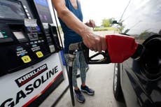 Los precios de la gasolina en EEUU bajan de 4 dólares por primera vez desde marzo