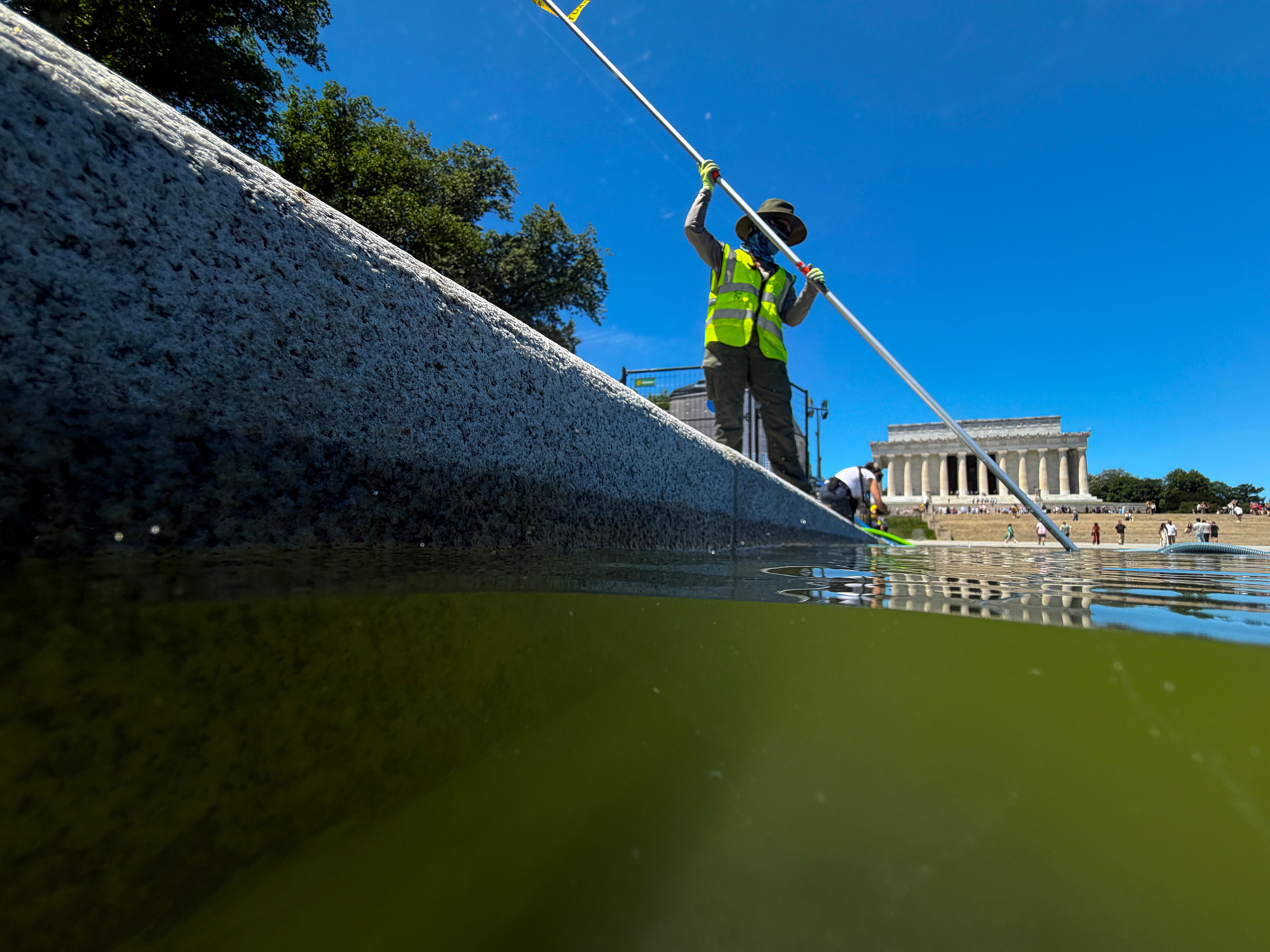 Según un informe, el Gobierno de Trump calificó la operación para eliminar las algas del Estanque Reflectante del Monumento a Lincoln como una "prioridad regional y nacional" en un correo electrónico enviado al personal antes de las celebraciones del 4 de julio