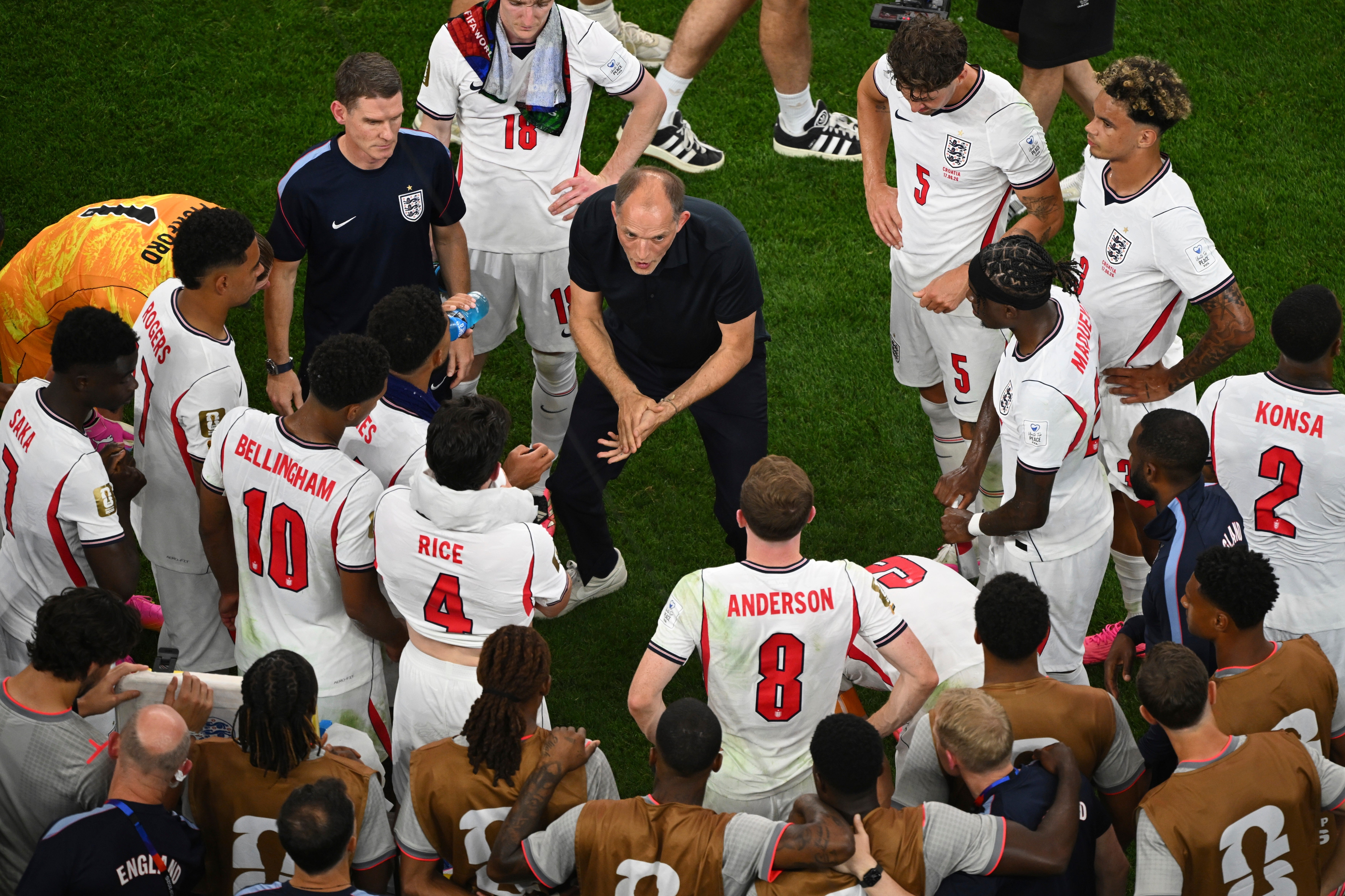 Tuchel pide a la FIFA mover a fotógrafos que le tapan en el himno en el Mundial