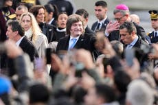 La gran pregunta en Argentina: ¿Por qué Milei no suelta la mano a su funcionario más cuestionado?