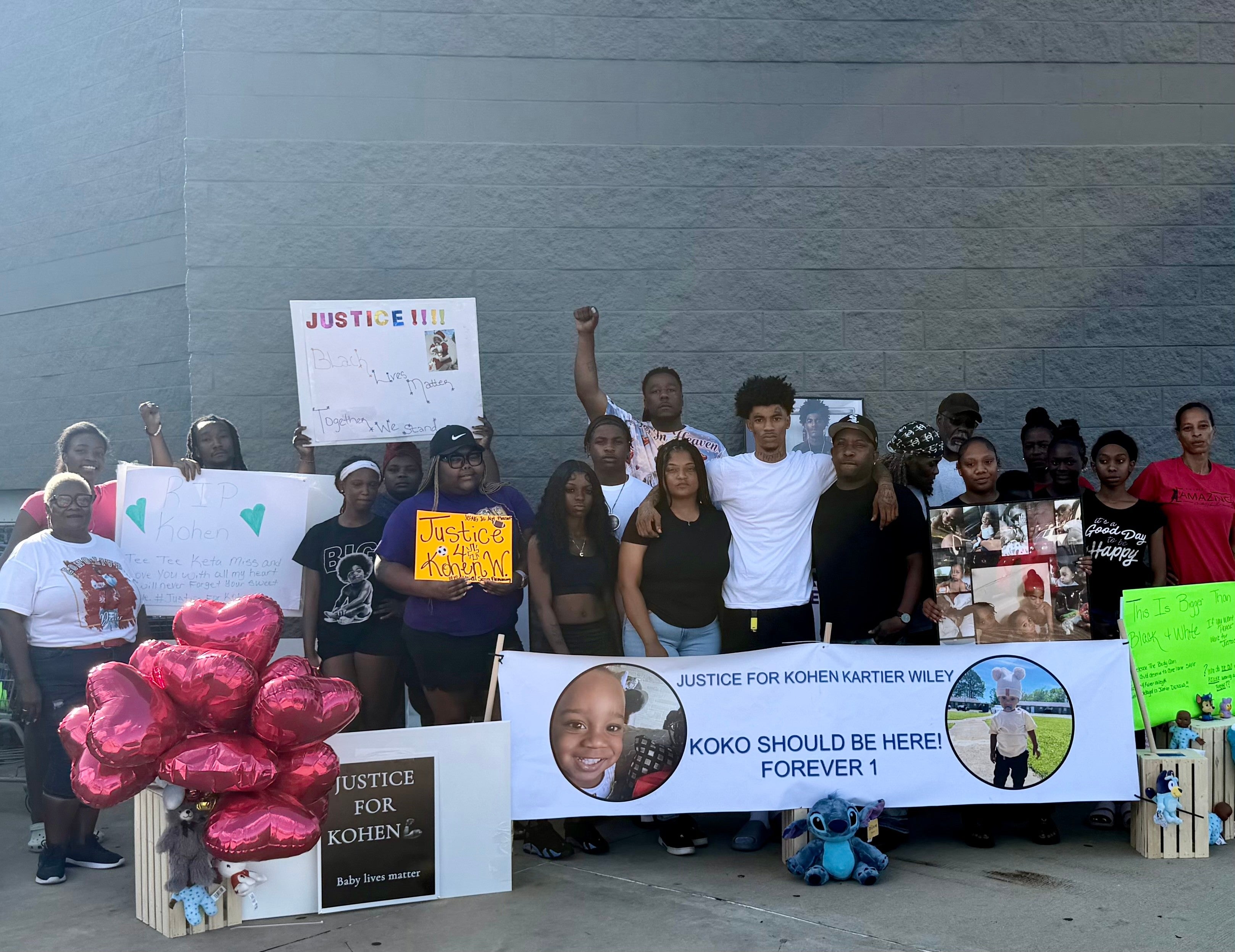 La madre de Kohen, Vellesiya Wiley, afirmó que su hijo y su amiga, que conducía, resultaron heridos por disparos