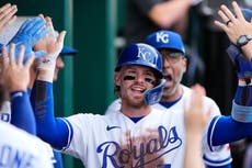 Bobby Witt Jr. pega jonrón antes de salir por lesión en triunfo 14-6 de Reales ante Cardenales