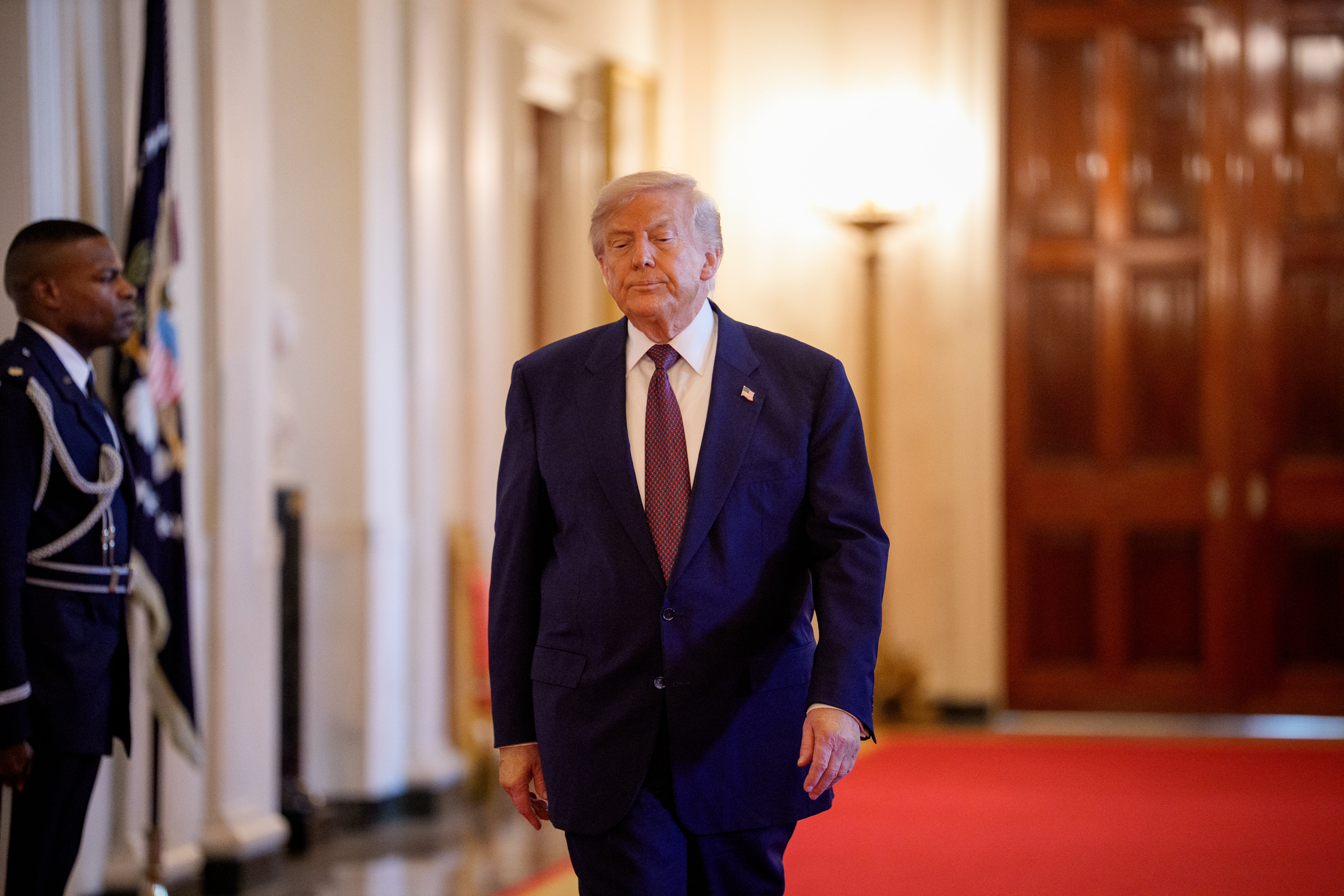 Según un informe, el personal de la Casa Blanca llegó a vigilar la basura del presidente Trump porque este tiraba los cubiertos de plata, afirma el informe