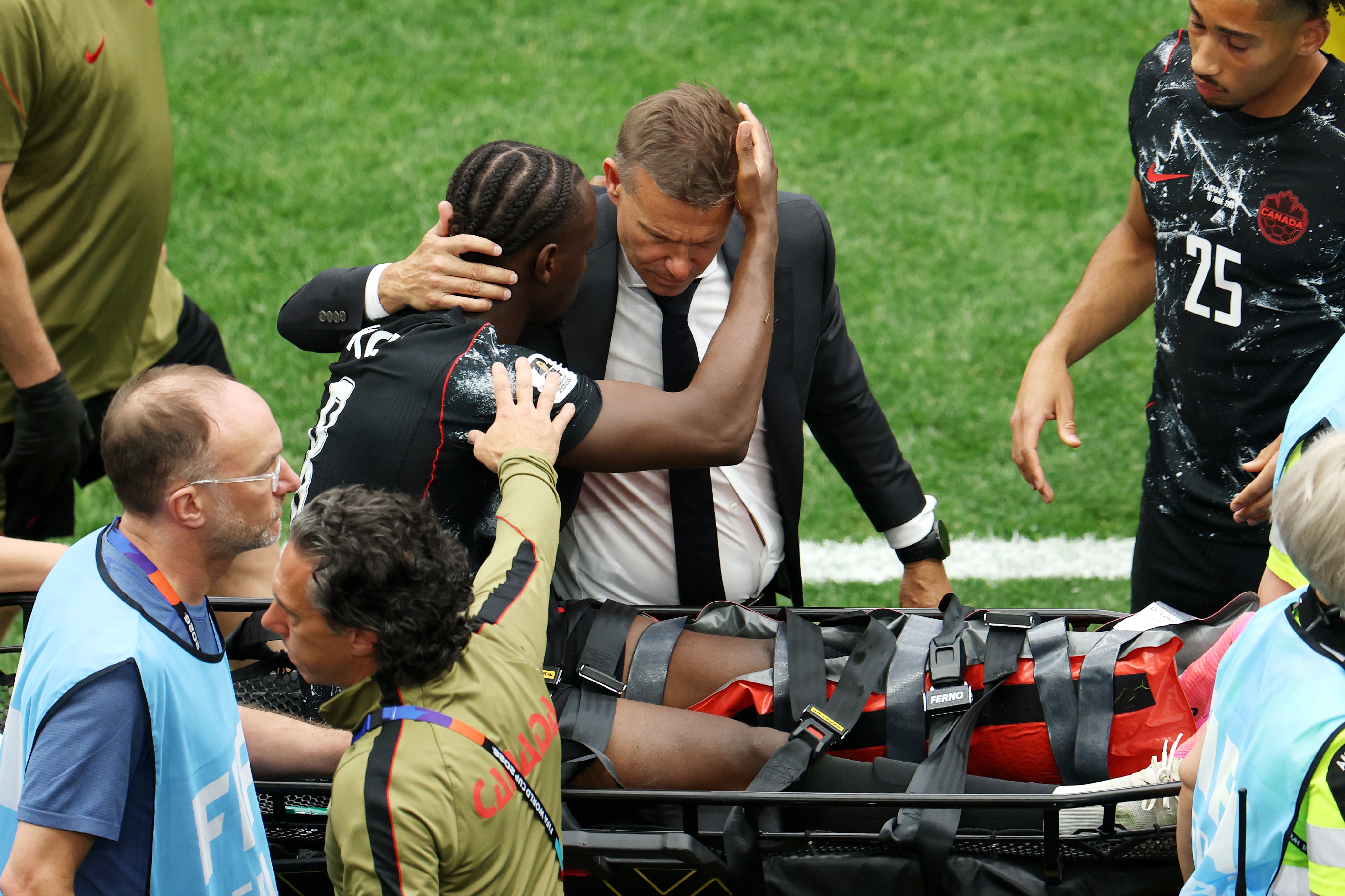El entrenador de Canadá, Jesse Marsch, consuela a Ismael Koné tras la lesión