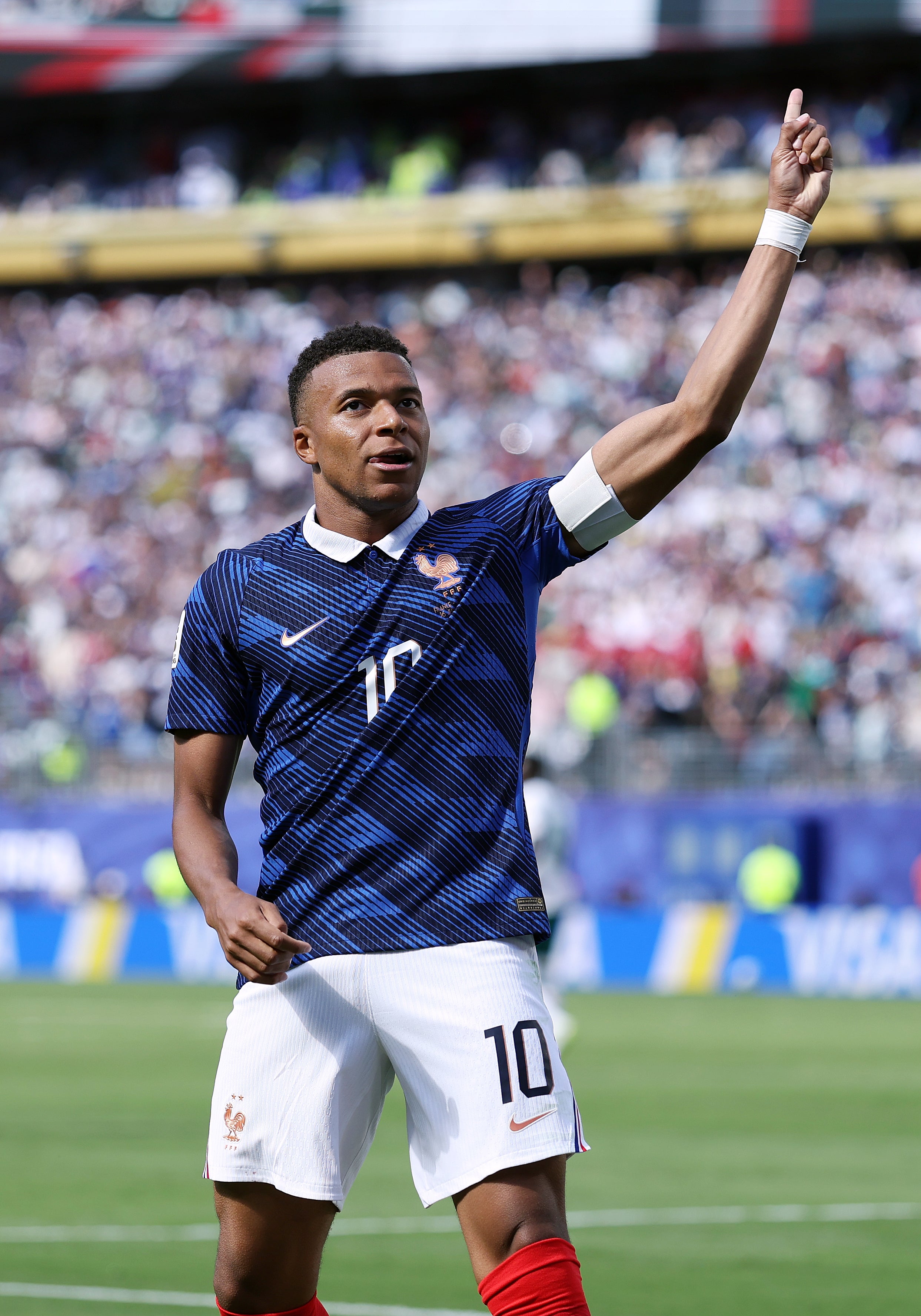 Kylian Mbappé celebra el primer gol de su equipo durante el partido entre Francia y Senegal