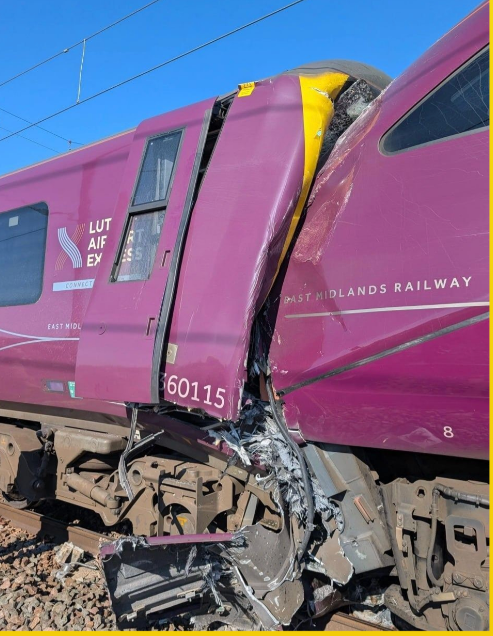 Las imágenes aéreas de los daños causados muestran dos trenes de la compañía británica East Midlands Railway dañados