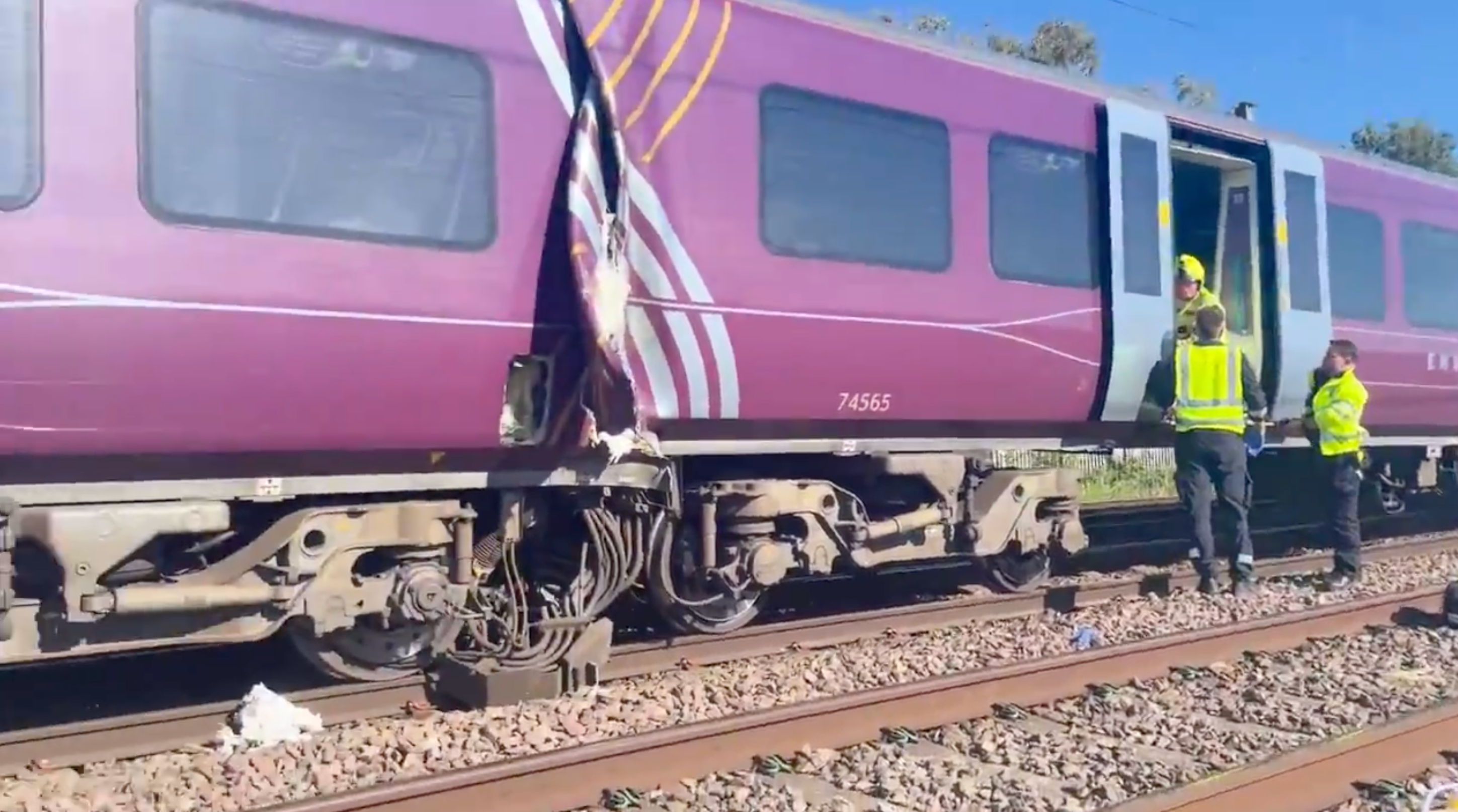 <p>Las imágenes aéreas de los daños causados muestran dos trenes de la compañía británica East Midlands Railway dañados</p>