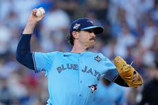 Schneider: Shane Bieber vuelve con los Azulejos y se acerca su regreso tras lesión de codo