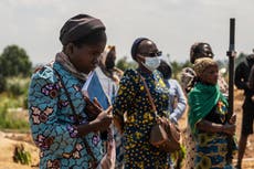 Dolientes entierran a víctima de ébola de 6 meses; 3ra muerte en orfanato en Congo
