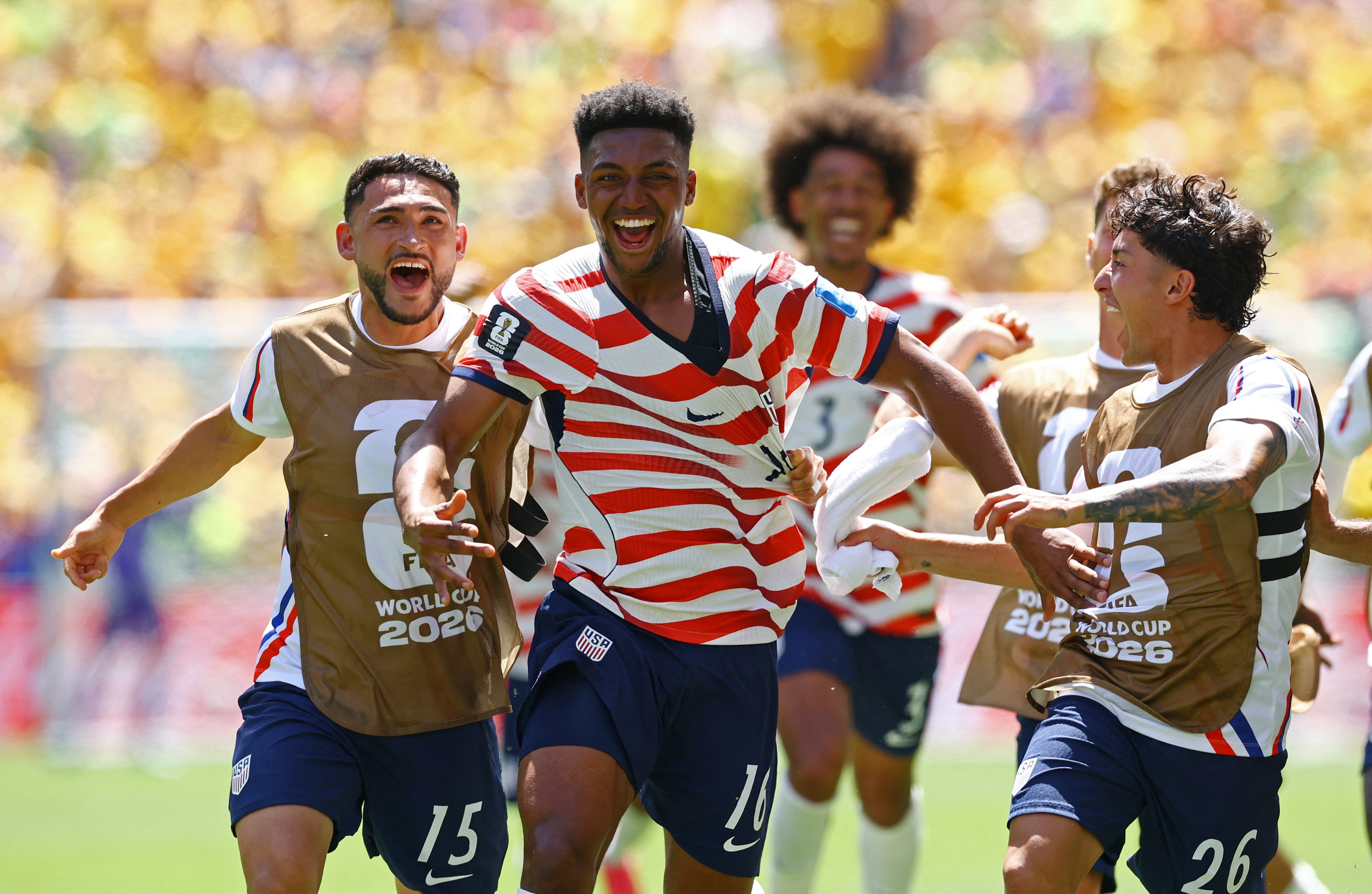 El gol de Alex Freeman fue validado tras una revisión del VAR