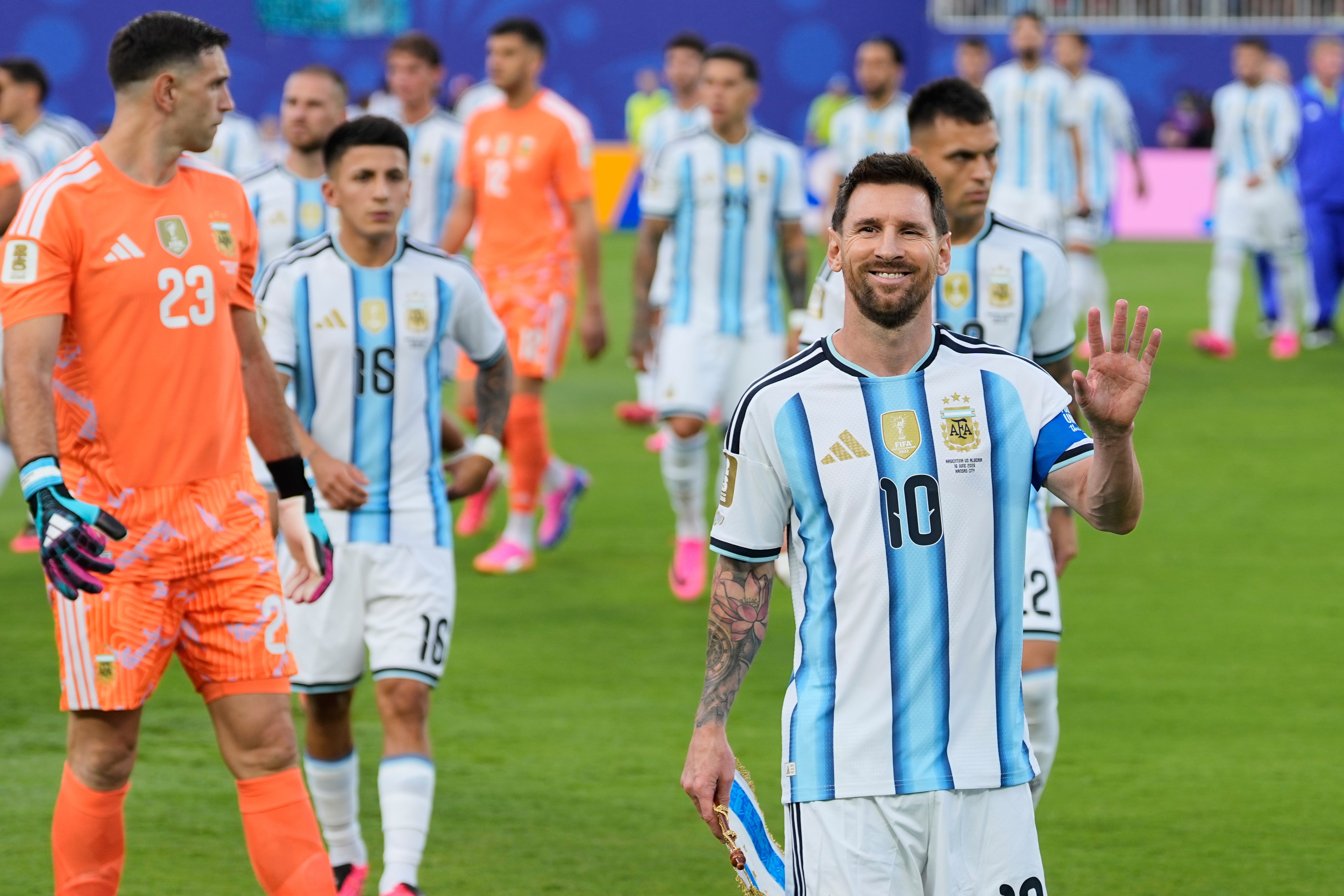 Argentina arropa a Messi durante Mundial en medio de preocupación por salud de su padre