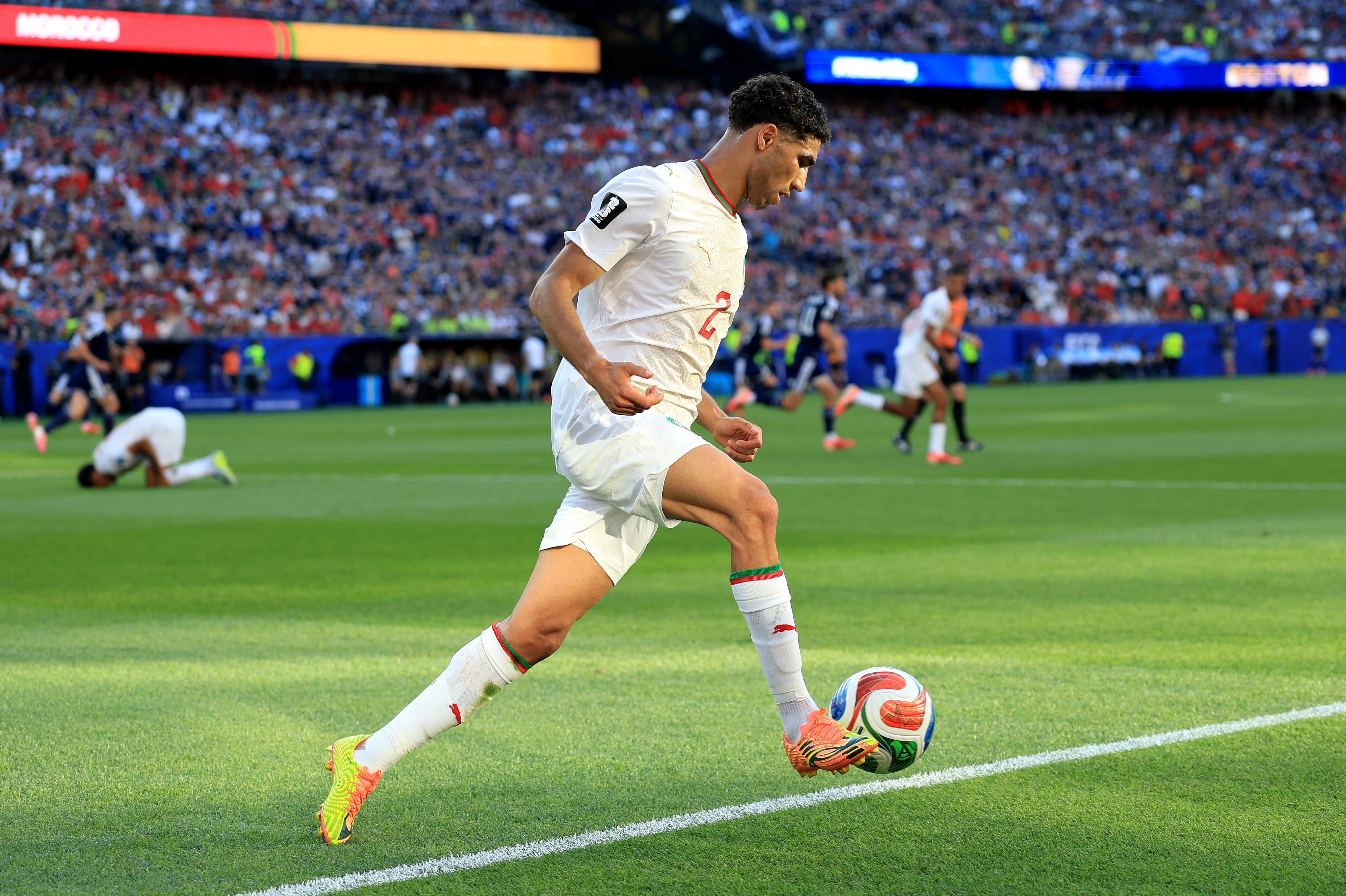 Achraf Hakimi en acción contra Escocia durante el Mundial