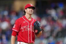 DeGrom poncha a 9 en su cumpleaños 38 y Rangers vencen 9-7 a Padres