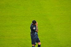 Paraguayo Miguel Almirón es el primer expulsado del Mundial por cubrirse la boca