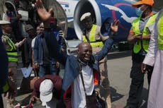 Migrantes nigerianos que regresan de Sudáfrica enfrentan los mismos problemas económicos que dejaron