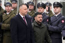Funcionarios ucranianos critican decisión de presidente de Polonia de retirar honor a Zelenskyy