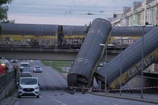 Choque de trenes de carga hace caer 2 vagones de un puente en Alemania; hay 1 muerto