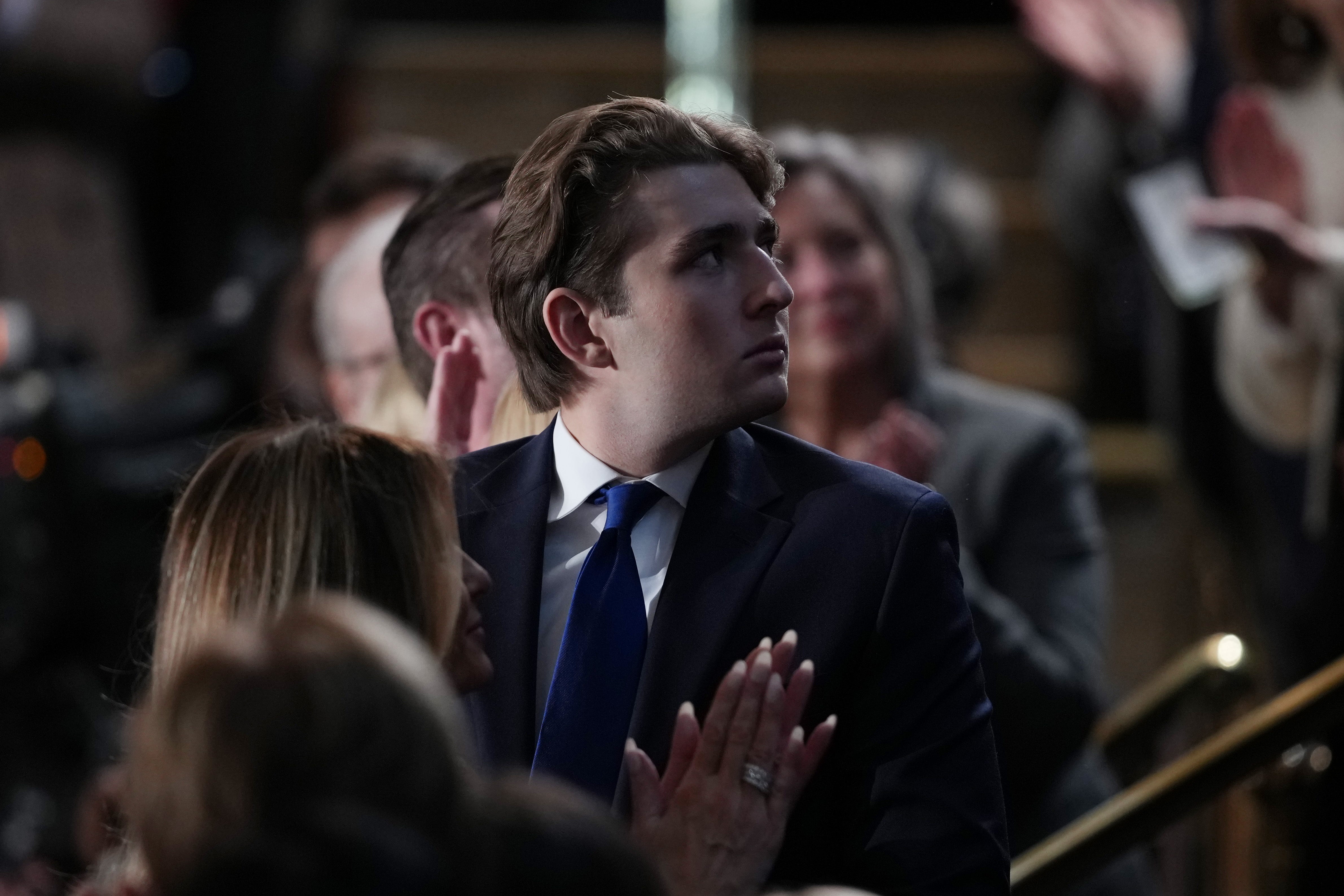 <p>La congresista demócrata Yassamin Ansari solicita el testimonio de Barron Trump en una investigación de la Cámara de Representantes sobre los vínculos de los hermanos Tate con el Gobierno de Trump  </p>