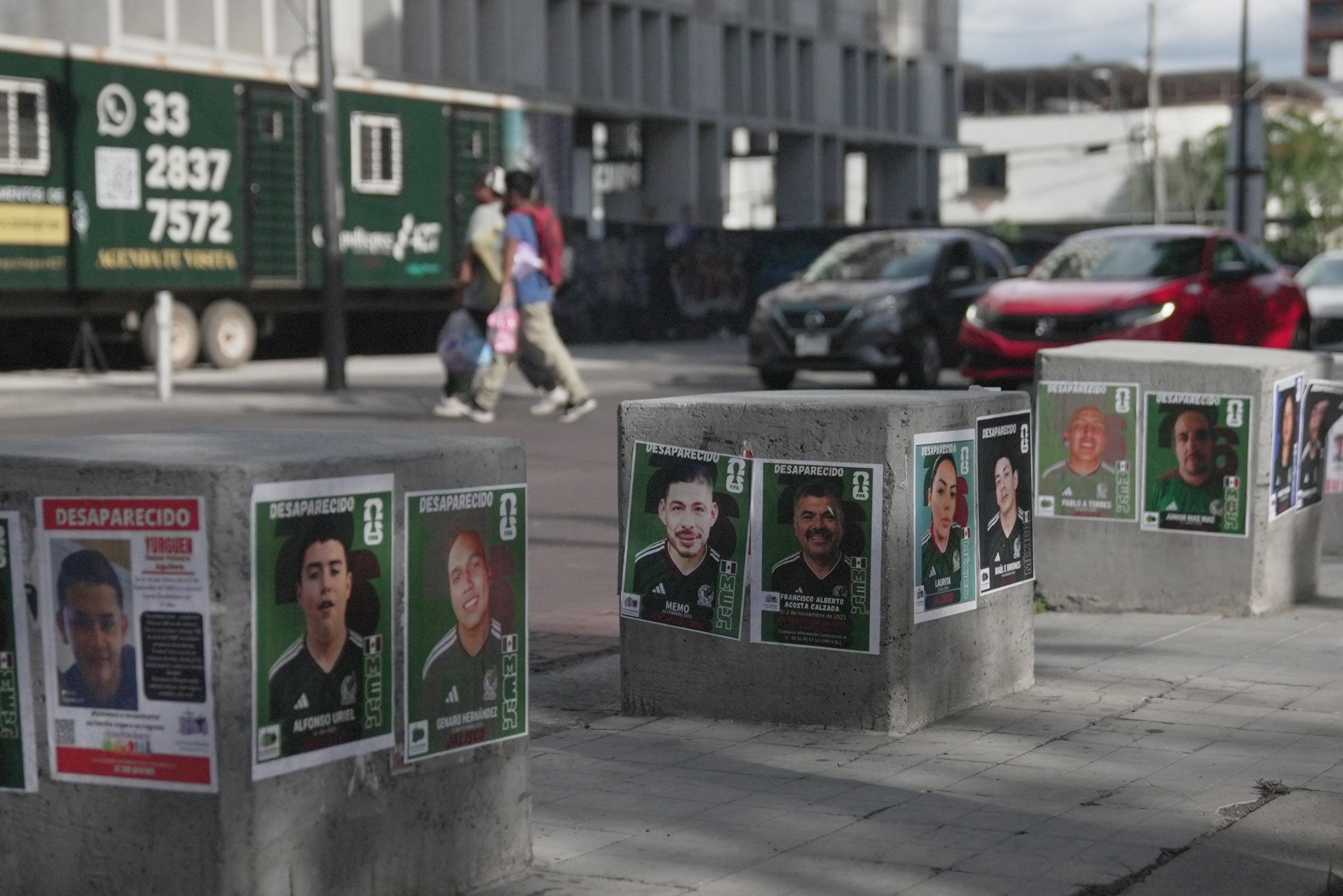 Con el Mundial en Guadalajara, familias de desaparecidos en México los vuelven estampas de fútbol