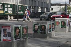 Con el Mundial en Guadalajara, familias de desaparecidos en México los vuelven estampas de fútbol