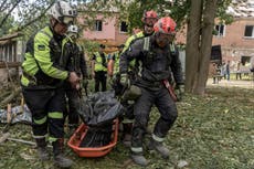 Rusia ataca un edificio de apartamentos en Járkiv, Ucrania, y mata a 1 persona
