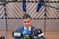 Juez español ordena que esposa de presidente de gobierno vaya a juicio por acusaciones de corrupción