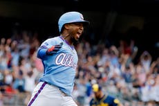 Albies pega 2 jonrones con uno en la novena y los Bravos vencen 4-3 a Cerveceros