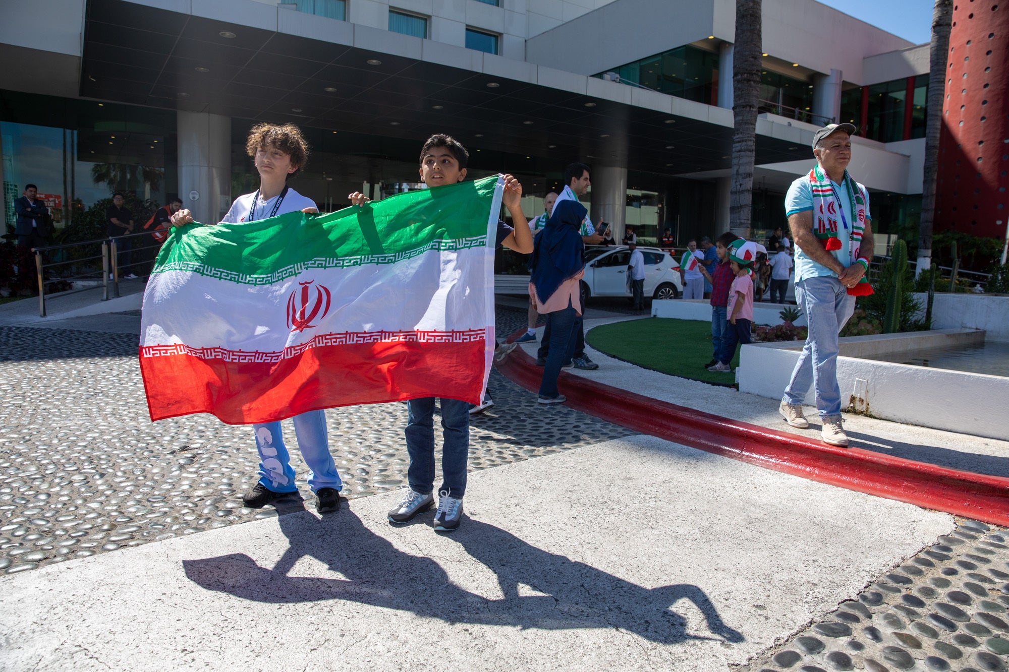 Bienvenidos al hotel de Irán en Tijuana durante el Mundial, donde aficionados animan al equipo