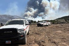 Calor, viento y sequía avivan incendios forestales en el oeste de EEUU