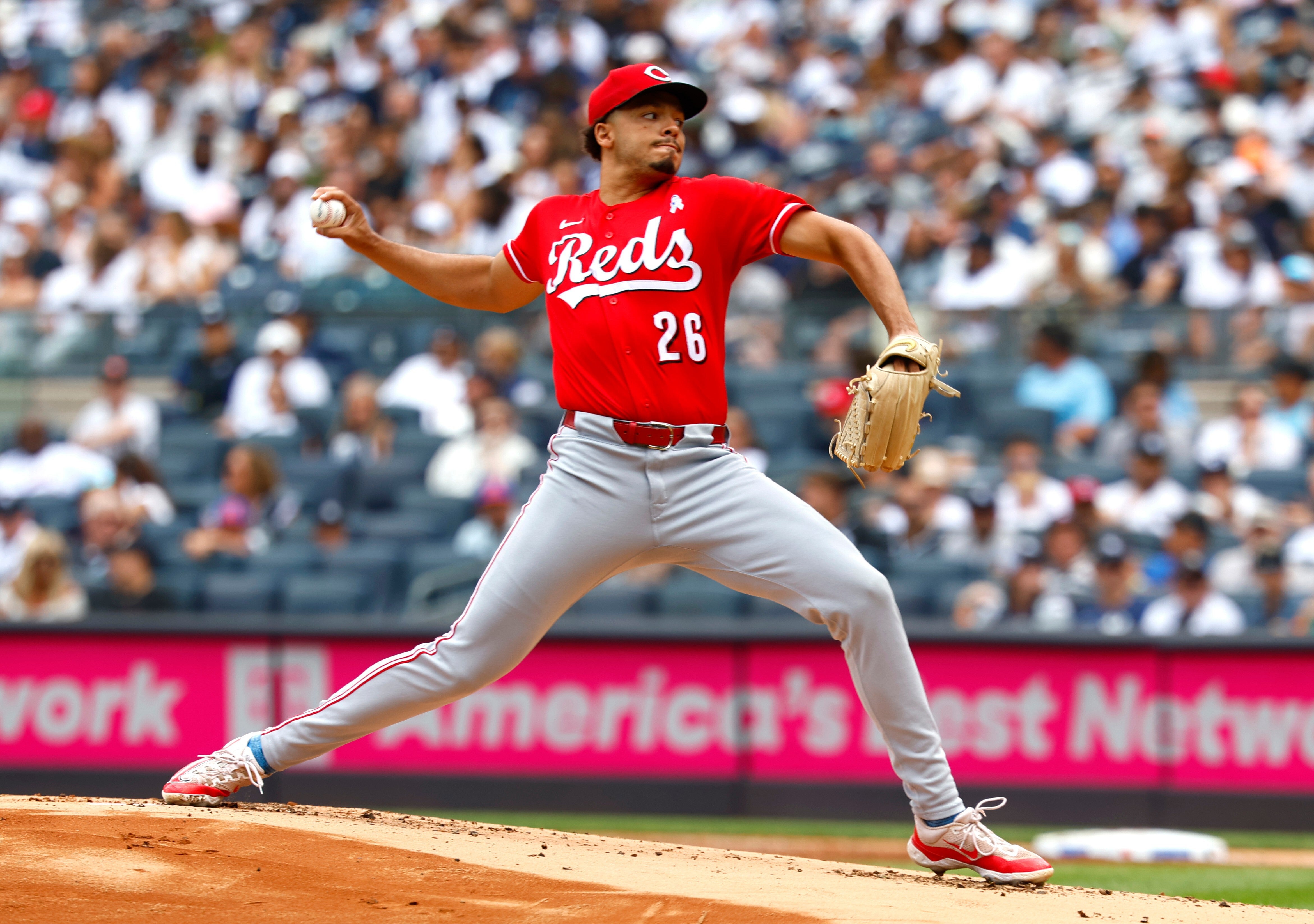Burns gana su 8ª decisión seguida, Stephenson pega jonrón y Rojos vencen 4-1 a Yankees