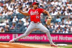 Burns gana su 8ª decisión seguida, Stephenson pega jonrón y Rojos vencen 4-1 a Yankees