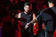 El escolta All-Star de Suns Devin Booker cambia al número 15 en honor a su padre Melvin
