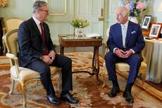 ¿Qué papel desempeña el rey Carlos tras la dimisión de Keir Starmer?