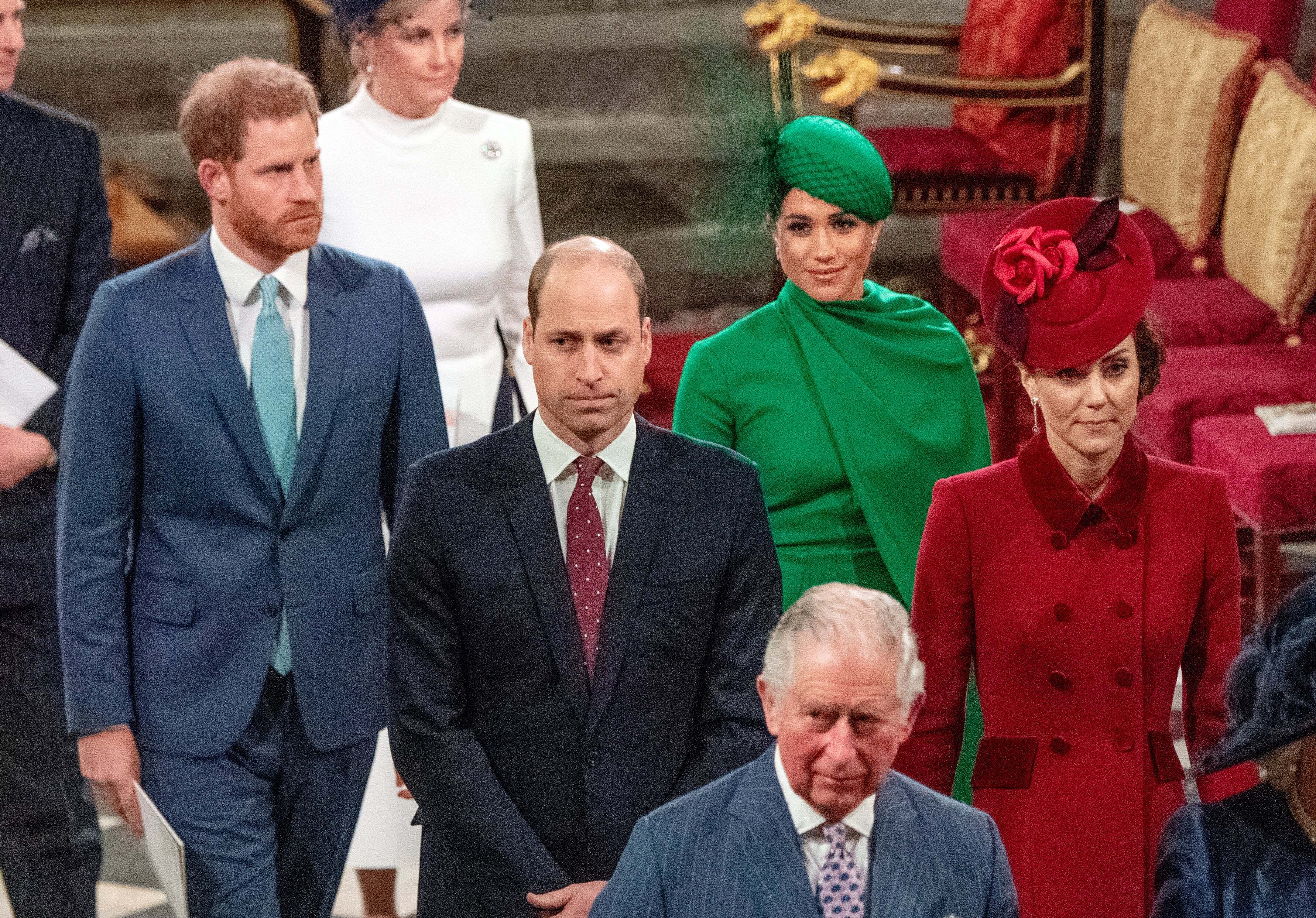 Harry y Meghan permanecen distanciados de Carlos, William y Kate desde su salida de la familia real en 2020