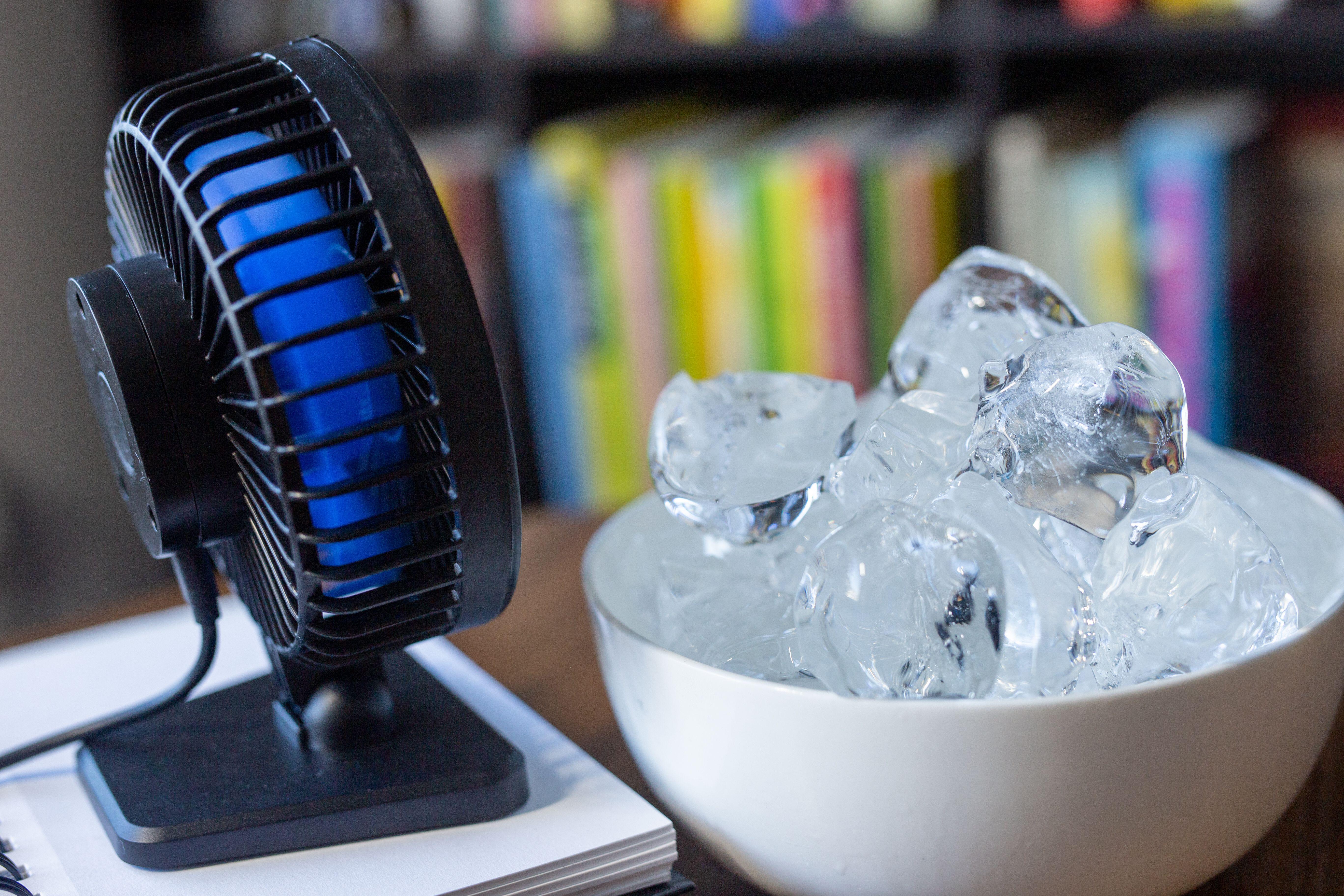 Un ventilador y un recipiente con hielo pueden ayudar a refrescar el ambiente