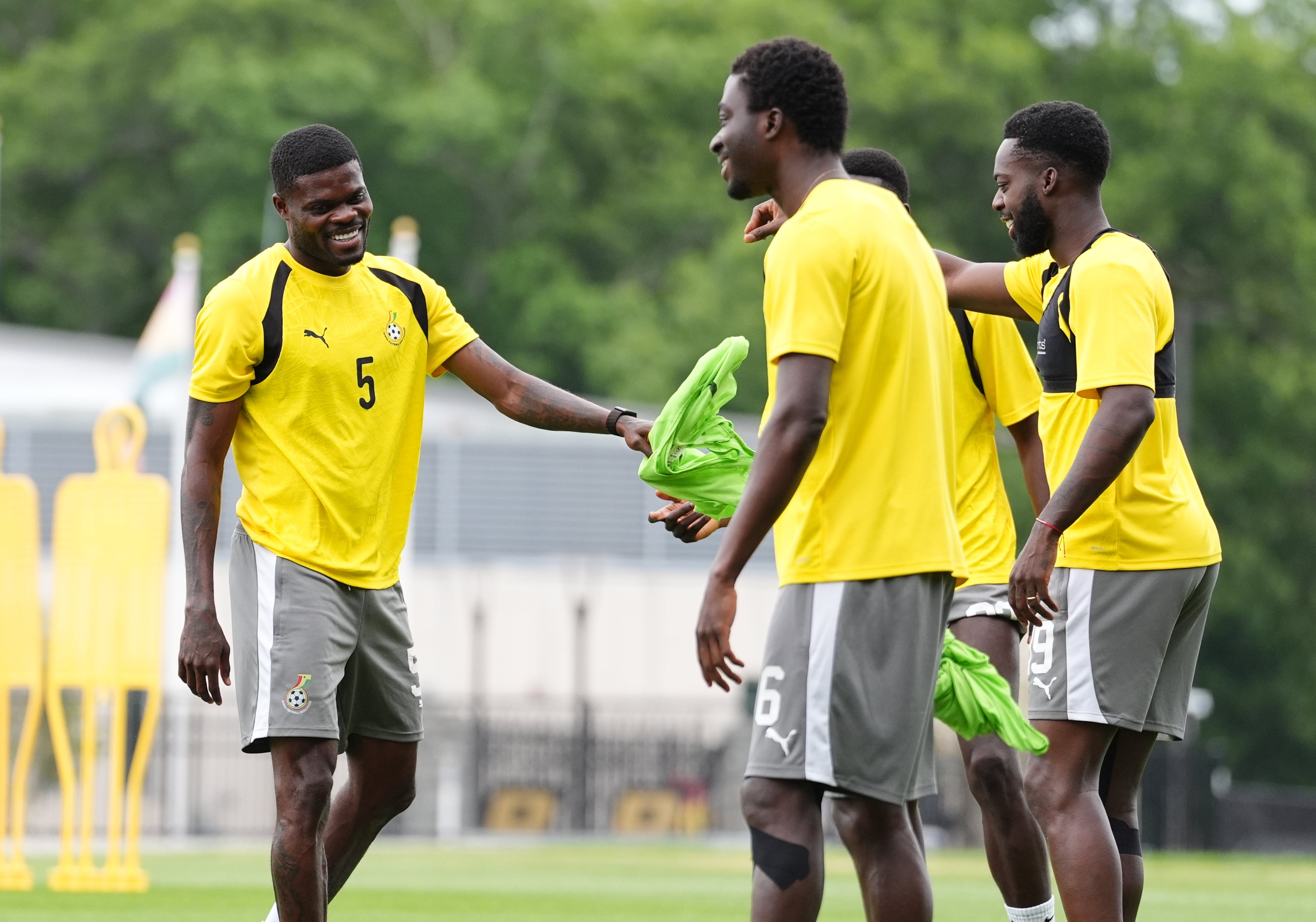 Partey, a la izquierda, entrenando con sus compañeros de la selección de Ghana en la Universidad Bryant, en Smithfield