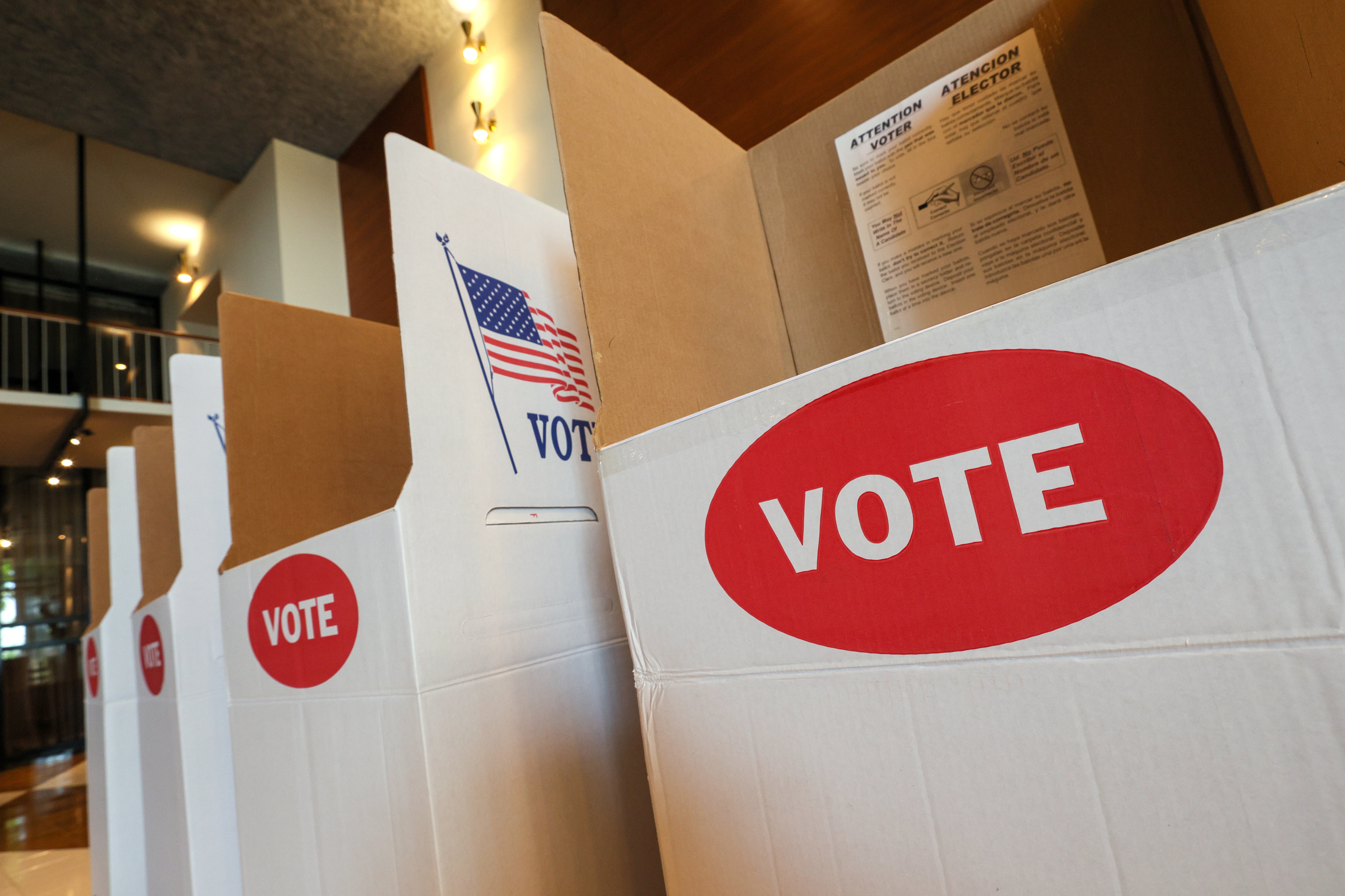 Jueza de EEUU bloquea uso de base de datos federal para verificar ciudadanía de votantes