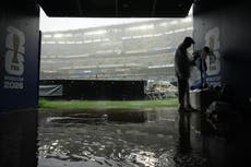 Por 1ra vez, lluvia interrumpe partido del Mundial. Aficionados abandonan gradas en el Francia-Irak