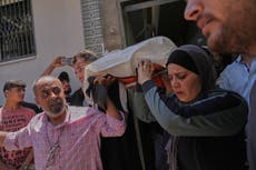 Ataque de Israel mata a niña en Gaza en camino a la escuela, informan familiares