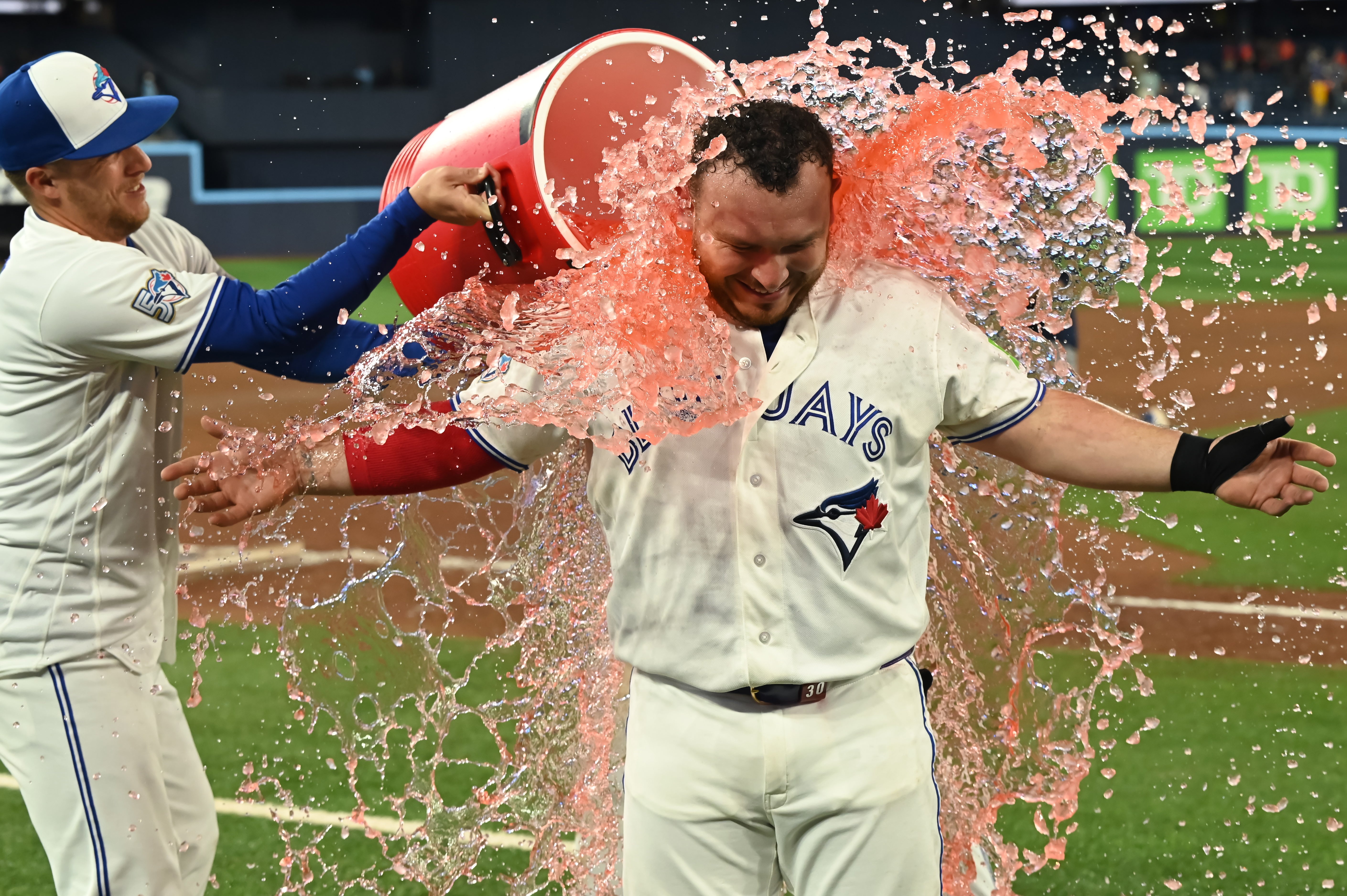 Myles Straw rompe el empate con un elevado de sacrificio y Toronto vence 4-2 a Houston