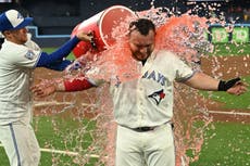 Myles Straw rompe el empate con un elevado de sacrificio y Toronto vence 4-2 a Houston