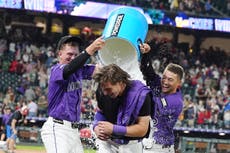 McCarthy pega triple de 3 carreras en la novena y Rockies vencen 3-2 a Medias Rojas