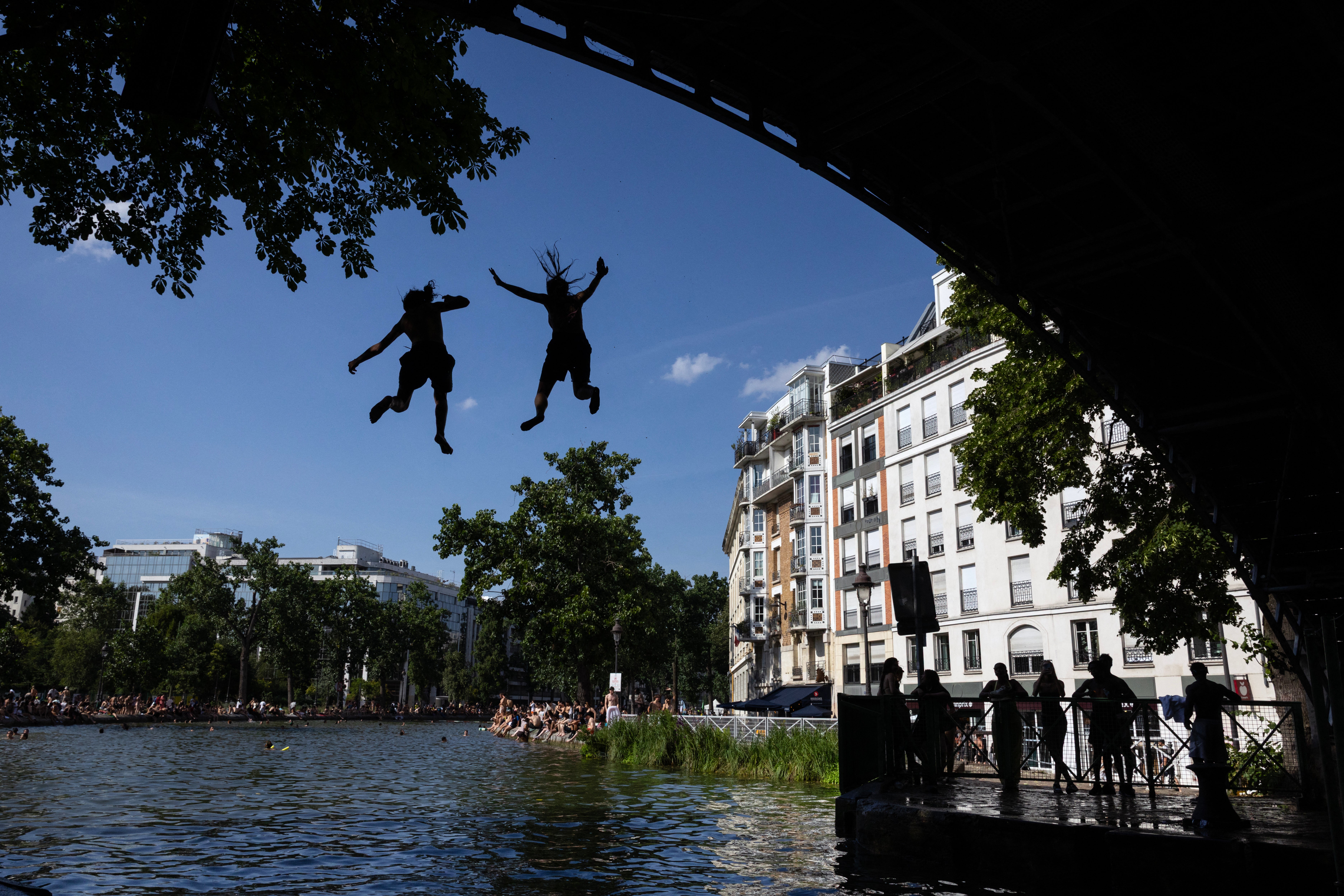 Las autoridades recomendaron evitar nadar sin supervisión mientras la ola de calor afecta a Francia