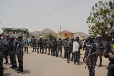 Grupo armado mata a al menos a 20 en Nigeria y causa tiroteo con la policía