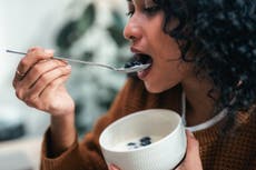 Los 10 alimentos hidratantes que debes comer para sobrellevar las olas de calor