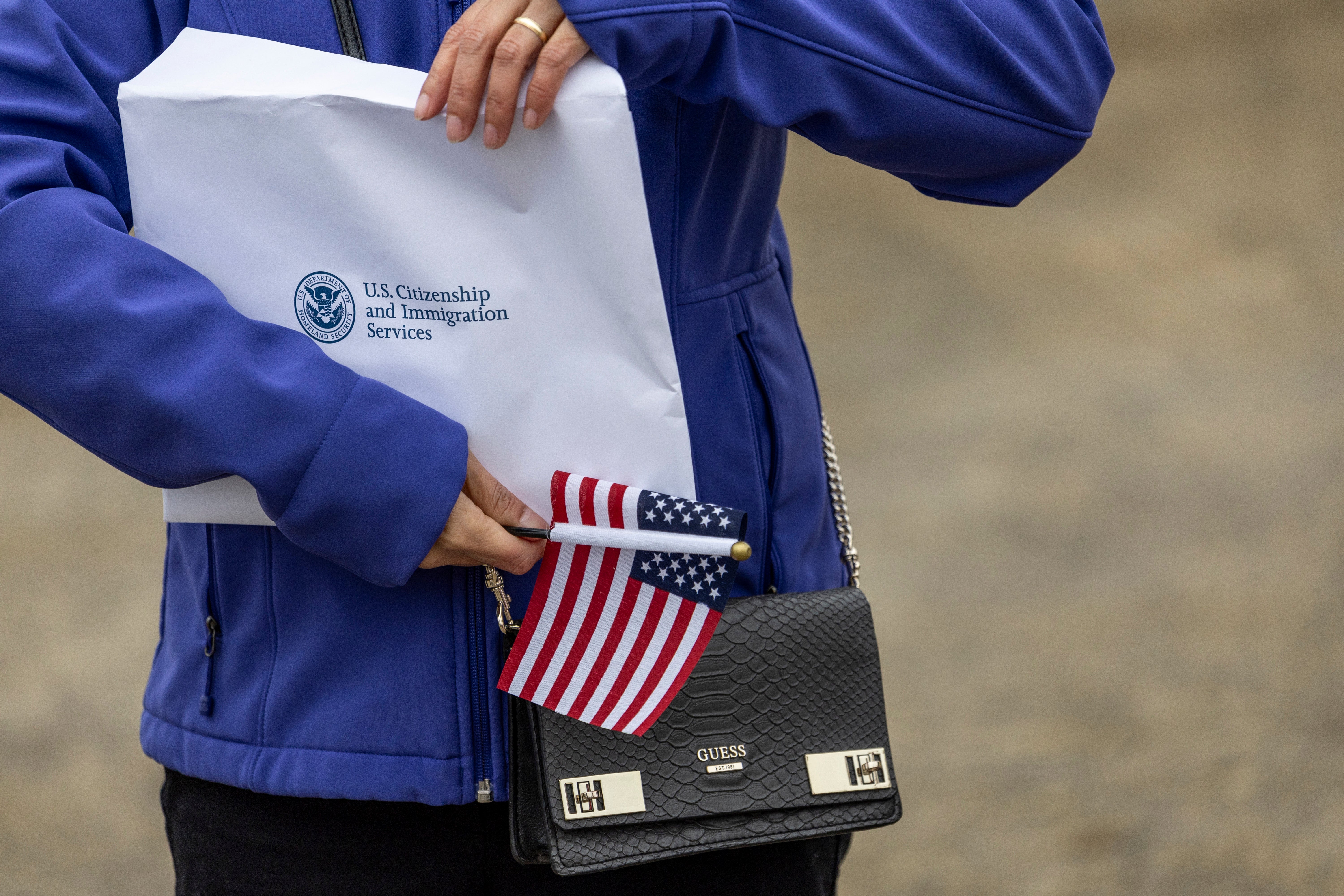 Una nueva directriz del Servicio de Ciudadanía e Inmigración de Estados Unidos permitirá rechazar solicitudes si un familiar del solicitante es considerado una “carga pública”